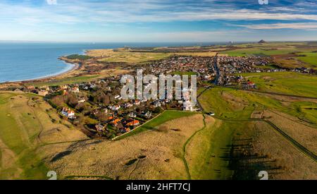 Vista aerea dal drone del campo da golf Gullane Golf Links e villaggio di Gullane, East Lothian, Scozia, Regno Unito Foto Stock