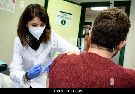 Mauro Scrobogna /LaPresse Dicembre 28, 2020&#xa0; Roma, Italia News epidemia di Coronavirus: Policlinico Tor Vergata - prima vaccinazione covida nella foto: Prima vaccinazione anti-covid dello staff sanitario del Policlinico Tor Vergata Foto Stock