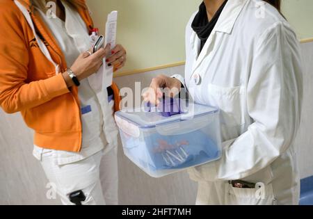 Mauro Scrobogna /LaPresse Dicembre 28, 2020&#xa0; Roma, Italia News epidemia di Coronavirus: Policlinico Tor Vergata - prima vaccinazione covida nella foto: Prima vaccinazione anti-covid dello staff sanitario del Policlinico Tor Vergata Foto Stock