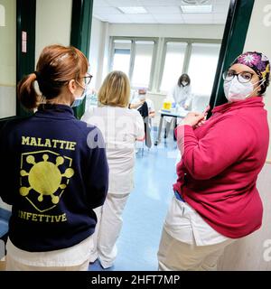 Mauro Scrobogna /LaPresse Dicembre 28, 2020&#xa0; Roma, Italia News epidemia di Coronavirus: Policlinico Tor Vergata - prima vaccinazione covida nella foto: Prima vaccinazione anti-covid dello staff sanitario del Policlinico Tor Vergata Foto Stock