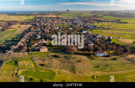 Vista aerea dal drone del villaggio di Gullane, East Lothian, Scozia, Regno Unito Foto Stock