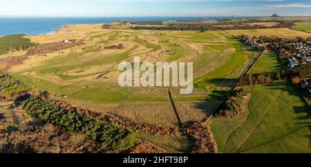 Vista aerea dal drone del Muirfield Golf Club a Gullane, East Lothian, Scozia, Regno Unito Foto Stock