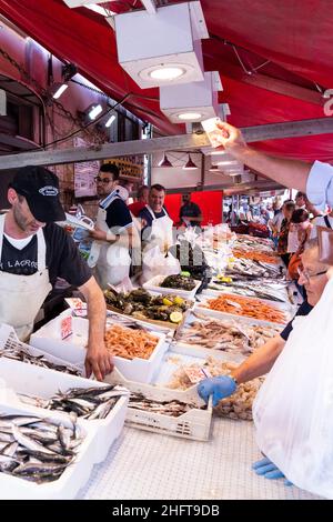 Mercato di strada Ortigia, Siracusa, Sicilia Foto Stock