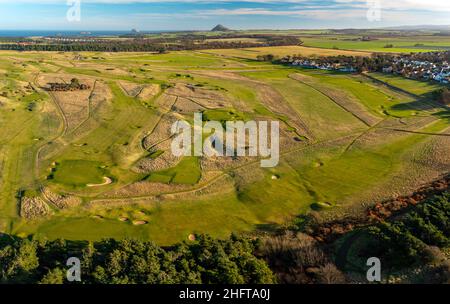 Vista aerea dal drone del Muirfield Golf Club a Gullane, East Lothian, Scozia, Regno Unito Foto Stock