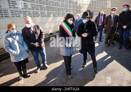 Mauro Scrobogna /LaPresse Gennaio 04, 2021&#xa0; Roma, Italia News 77th anniversario della deportazione degli ebrei romani nella foto: Il Sindaco di Roma Virginia raggi con il Presidente della comunità ebraica di Roma Ruth Dureghello rende omaggio al muro deportato al Cimitero Monumentale di Verano Foto Stock