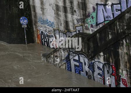 Cecilia Fabiano/LaPresse Gennaio 04, 2021 Roma (Italia) News: A causa delle forti piogge il Tevere ha superato le sponde basse e ha invaso la pista ciclabile-pedonale nel Pic : il fiume vicino all'Isola Tiberina Foto Stock