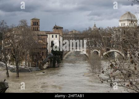 Cecilia Fabiano/LaPresse Gennaio 04, 2021 Roma (Italia) News: A causa delle forti piogge il Tevere ha superato le sponde basse e ha invaso la pista ciclabile-pedonale nel Pic : Isola Tiberina Foto Stock