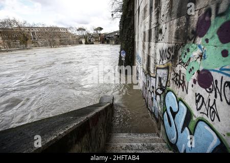 Cecilia Fabiano/LaPresse Gennaio 04, 2021 Roma (Italia) News: A causa delle forti piogge il Tevere ha superato le sponde basse e ha invaso la pista ciclabile-pedonale nel Pic : il fiume vicino all'Isola Tiberina Foto Stock