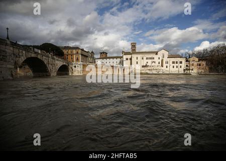 Cecilia Fabiano/LaPresse Gennaio 04, 2021 Roma (Italia) News: A causa delle forti piogge il Tevere ha superato le sponde basse e ha invaso la pista ciclabile-pedonale nel Pic : Isola Tiberina Foto Stock