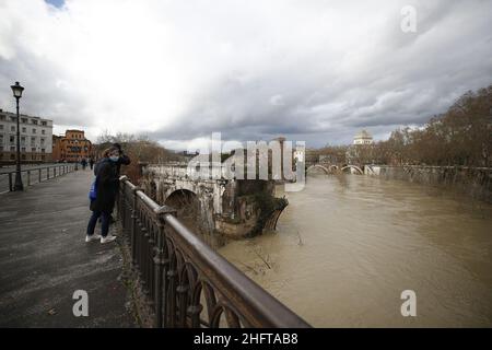 Cecilia Fabiano/LaPresse Gennaio 04, 2021 Roma (Italia) News: A causa delle forti piogge il Tevere ha superato le sponde basse e ha invaso la pista ciclabile-pedonale nel Pic : Isola Tiberina Foto Stock