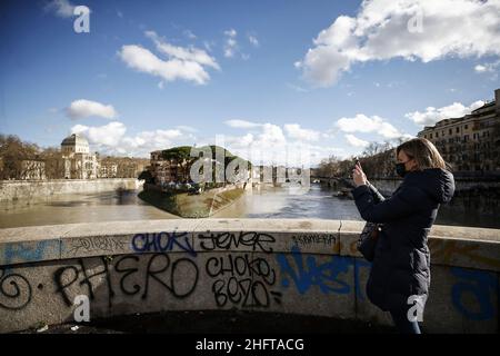 Cecilia Fabiano/LaPresse Gennaio 04, 2021 Roma (Italia) News: A causa delle forti piogge il Tevere ha superato le sponde basse e ha invaso la pista ciclabile-pedonale nel Pic : Isola Tiberina Foto Stock