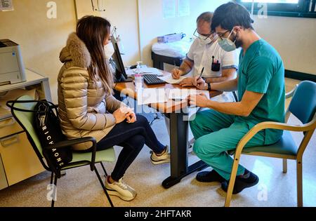 Mauro Scrobogna /LaPresse Gennaio 06, 2021&#xa0; Roma, Italia News Coronavirus, emergenza sanitaria - campagna di vaccinazione al Policlinico Tor Vergata nella foto: Vaccinazioni per operatori sanitari e medici generici Foto Stock