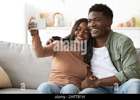 Bella coppia nera con selfie su smartphone Foto Stock