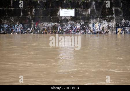 Mauro Scrobogna /LaPresse 06 gennaio 2021&#xa0; Roma, Italia News Meteo errato - Fiume Tevere nella foto: Controlli e curiosità per il livello dell'acqua del Tevere Foto Stock