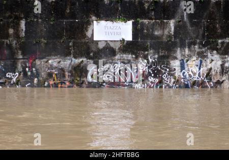 Mauro Scrobogna /LaPresse 06 gennaio 2021&#xa0; Roma, Italia News Meteo errato - Fiume Tevere nella foto: Controlli e curiosità per il livello dell'acqua del Tevere Foto Stock