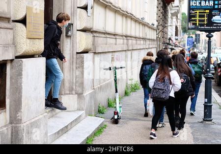 Mauro Scrobogna /LaPresse 07 gennaio 2021&#xa0; Roma, Italia News School - Scuola media dopo il blocco nella foto: Studenti della scuola media che lasciano l'istituto dopo il primo giorno di ritorno in classe Foto Stock