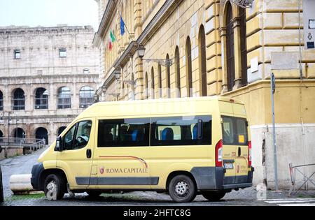 Mauro Scrobogna /LaPresse 07 gennaio 2021&#xa0; Roma, Italia News School - Scuola media dopo il blocco nella foto: Studenti della scuola media che lasciano l'istituto dopo il primo giorno di ritorno in classe Foto Stock