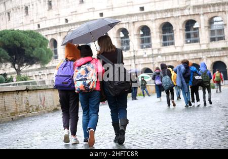 Mauro Scrobogna /LaPresse 07 gennaio 2021&#xa0; Roma, Italia News School - Scuola media dopo il blocco nella foto: Studenti della scuola media che lasciano l'istituto dopo il primo giorno di ritorno in classe Foto Stock