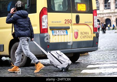 Mauro Scrobogna /LaPresse 07 gennaio 2021&#xa0; Roma, Italia News School - Scuola media dopo il blocco nella foto: Studenti della scuola media che lasciano l'istituto dopo il primo giorno di ritorno in classe Foto Stock