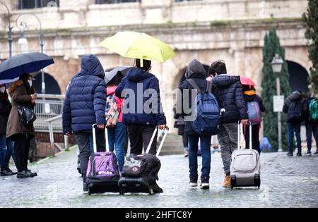 Mauro Scrobogna /LaPresse 07 gennaio 2021&#xa0; Roma, Italia News School - Scuola media dopo il blocco nella foto: Studenti della scuola media che lasciano l'istituto dopo il primo giorno di ritorno in classe Foto Stock