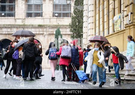 Mauro Scrobogna /LaPresse 07 gennaio 2021&#xa0; Roma, Italia News School - Scuola media dopo il blocco nella foto: Studenti della scuola media che lasciano l'istituto dopo il primo giorno di ritorno in classe Foto Stock