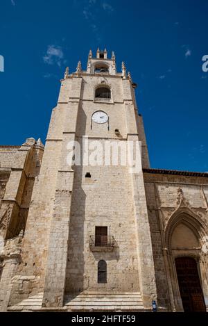 Torre della Cattedrale di San Antonio de Palencia, monumento storico-artistico in stile gotico Foto Stock