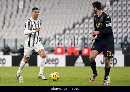 Marco Alpozzi/LaPresse 13 gennaio 2021 Torino, Italia sport soccer Juventus Vs Sassuolo - Tim Cup 2020/2021 - ottanta alla finale - Stadio Allianz nella foto: Cristiano Ronaldo (Juventus F.C.);Mattia Bani (Genova); Foto Stock