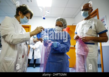 Cecilia Fabiano/LaPresse Gennaio 14 , 2021 Roma (Italia) News: La tenda abbraccia al nuovo Castelli&#x2019;s Hospital permette ai pazienti di avere contatti con i familiari durante il periodo di ricovero di Covid nel Pic : la signora Alida si prepara ad incontrare il marito Foto Stock