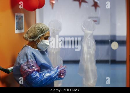 Cecilia Fabiano/LaPresse Gennaio 14 , 2021 Roma (Italia) News: La tenda abbraccia al nuovo Castelli&#x2019;s Hospital permette ai pazienti di avere contatti con i familiari durante il periodo di ricovero di Covid nel Pic : la signora Alida si prepara ad incontrare il marito Foto Stock