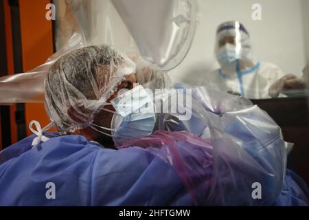 Cecilia Fabiano/LaPresse Gennaio 14 , 2021 Roma (Italia) News: La tenda abbracciare al nuovo Castelli&#x2019;s Hospital permette ai pazienti di avere contatti con i familiari durante il periodo di ricovero covido nel Pic : Marco abbracciando il padre Mario dopo un lungo periodo di isolamento Foto Stock