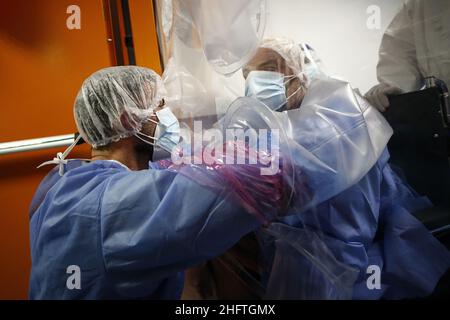 Cecilia Fabiano/LaPresse Gennaio 14 , 2021 Roma (Italia) News: La tenda abbracciare al nuovo Castelli&#x2019;s Hospital permette ai pazienti di avere contatti con i familiari durante il periodo di ricovero covido nel Pic : Marco abbracciando il padre Mario dopo un lungo periodo di isolamento Foto Stock