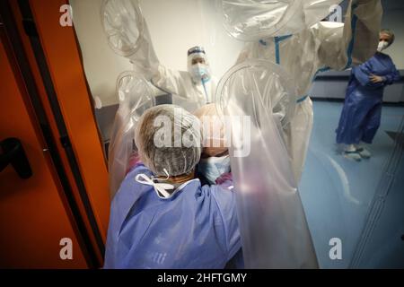 Cecilia Fabiano/LaPresse Gennaio 14 , 2021 Roma (Italia) News: La tenda abbracciare al nuovo Castelli&#x2019;s Hospital permette ai pazienti di avere contatti con i familiari durante il periodo di ricovero covido nel Pic : Marco abbracciando il padre Mario dopo un lungo periodo di isolamento Foto Stock