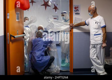 Cecilia Fabiano/LaPresse Gennaio 14 , 2021 Roma (Italia) News: La tenda abbracciare al nuovo Castelli&#x2019;s Hospital permette ai pazienti di avere contatti con i familiari durante il periodo di ricovero covido nel Pic : Marco abbracciando il padre Mario dopo un lungo periodo di isolamento Foto Stock