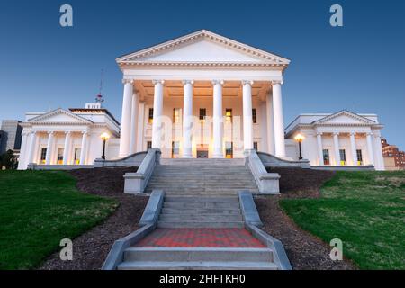 Virginia state Capitol a Richmond, Virginia, USA al crepuscolo. Foto Stock