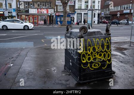 Uptured rifiuto bin on lungo Whitechapel High Street il 13th gennaio 2022 a Londra, Regno Unito. Foto Stock