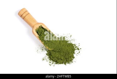 Polvere verde di clorella in un cucchiaio di legno isolato su sfondo bianco. Superfood. Spirulina polvere o orzo. Vista dall'alto. Foto Stock