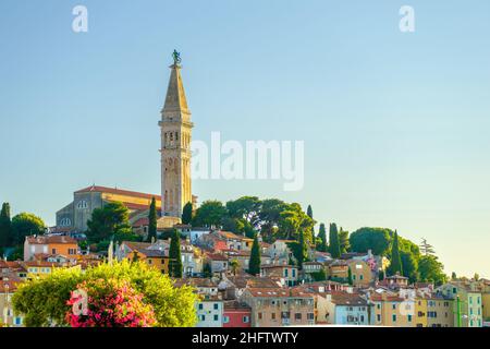 La Chiesa o la Basilica di Sant'Eufemia e le tradizionali case colorate nel centro storico di Rovigno o Rovigno sulla collina in Croazia Foto Stock