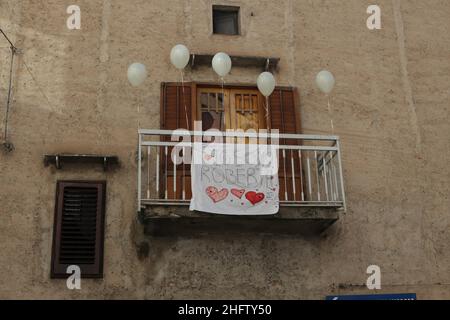 Foto Alberto lo Bianco/LaPresse 04-02-2021 Caccamo - Palermo - Italia Cronaca Omicidio Roberta Siragusa: oggi i funerali a Caccamo nella foto: Striscioni contro il femminicidio e per ordinare la piccola Roberta Siragusa Foto Alberto lo Bianco/LaPresse 04-Febbraio -2021 Caccamo - Palermo - Italy news Funerale di Roberta Siragusa a Caccamo nella foto contro il femicidio e per ricordare i piccoli striscioni Roberta Siragusa Foto Stock