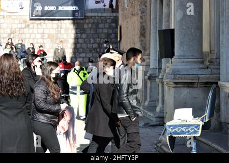 Foto Alberto lo Bianco/LaPresse 04-02-2021 Caccamo - Palermo - Italia Cronaca Omicidio Roberta Siragusa: oggi i funerali a Caccamo nella foto: i generi e il fratello di Roberta Siragusa Foto Alberto lo Bianco/LaPresse 04-Febbraio -2021 Caccamo - Palermo - Italy news Funerale di Roberta Siragusa a Caccamo nella foto la bara arriva in chiesa per l'ultimo addio a Roberta Siragusa Foto Stock