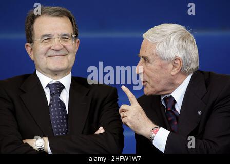 ©Mauro Scrobogna /LaPresse 02-06-2007 Roma Politica Festa della Repubblica - parata militare nella foto: Il Presidente del Consiglio Romano Prodi, il Presidente del Senato Franco Marini Foto Stock