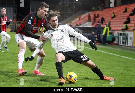 Foto LaPresse - Tano Pecoraro 13 02 2021 la Spezia - (Italia) Sport Calcio Spezia vs Milan Campionato di Calcio Serie A TIM 2020/2021 - Stadio 'Alberto Picco' nella foto: bastoni, dalot Photo LaPresse - Tano Pecoraro 13 Febbraio 2021 Città la Spezia - (Italia) Sport Soccer Spezia vs Milan Italian Football Championship League A TIM 2020/2021 - Stadio 'Alberto Picco' nella foto: bastoni, dalot Foto Stock