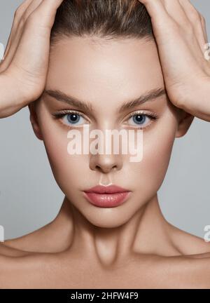 Donna caucasica con pelle viso sana idratata e labbra grugnenti naturali. concetto di bellezza viso, alta qualità Foto Stock