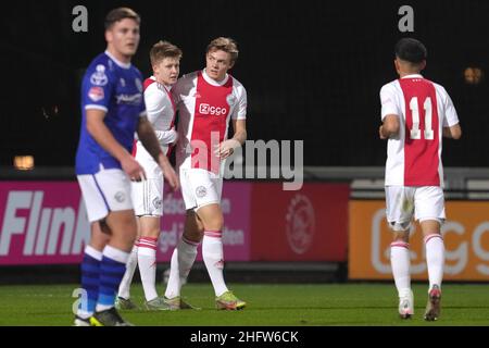 DUIVENDRECHT, PAESI BASSI - GENNAIO 17: Christian Rasmussen di Ajax U23 festeggia il suo obiettivo durante la partita olandese Keukenkampioendivisie tra Jong Ajax e FC Den Bosch a De Toekomst il 17 gennaio 2022 a Duivendrecht, Paesi Bassi (Foto di Patrick Goosen/Orange Pictures) Foto Stock