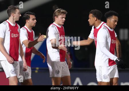 DUIVENDRECHT, PAESI BASSI - GENNAIO 17: Christian Rasmussen di Ajax U23 festeggia il suo obiettivo durante la partita olandese Keukenkampioendivisie tra Jong Ajax e FC Den Bosch a De Toekomst il 17 gennaio 2022 a Duivendrecht, Paesi Bassi (Foto di Patrick Goosen/Orange Pictures) Foto Stock