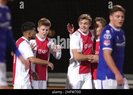 DUIVENDRECHT, PAESI BASSI - GENNAIO 17: Christian Rasmussen di Ajax U23 festeggia il suo obiettivo durante la partita olandese Keukenkampioendivisie tra Jong Ajax e FC Den Bosch a De Toekomst il 17 gennaio 2022 a Duivendrecht, Paesi Bassi (Foto di Patrick Goosen/Orange Pictures) Foto Stock