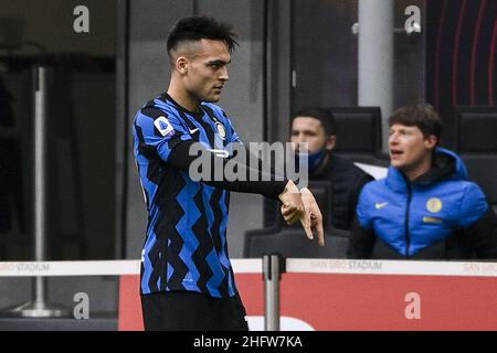 Marco Alpozzi/LaPresse 21 febbraio 2021 Milano, Italia sport soccer Milano vs Inter - Campionato Italiano Calcio League A TIM 2020/2021 - Stadio Giuseppe Meazza nella foto: Lautaro Martinez (FC Internazionale Milano); festeggia dopo aver segnato il traguardo 0-2 Foto Stock