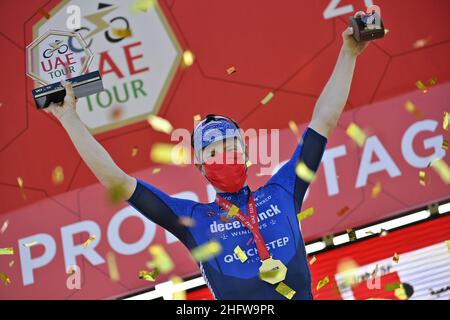 LaPresse - Fabio Ferrari 24 febbraio 2021 Abu Dhabi (Emirati Arabi Uniti) Sport Cycling UAE Tour 2021 -TAPPA DUBAI- tappa 4 - da Isola di Marjan a Isola di Marjan nella foto: BENNETT Sam (IRL) (DECEUNINCK - QUICK-STEP) vince la tappa Foto Stock