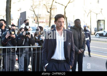 Milano, Lombardia, Italia. 15th Jan 2022. L'attore americano SIMON REX è visto al di fuori della sfilata di moda Fendi durante la settimana della moda maschile di Milano - Autunno/Inverno 2022/2023 (Credit Image: © Ervin Shulku/ZUMA Press Wire) Foto Stock