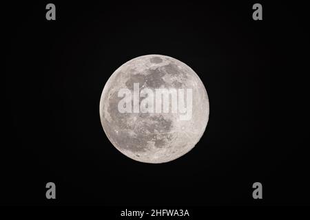 Luna piena nella notte scura Foto Stock