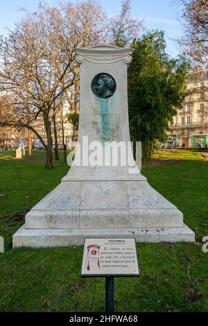 Parigi, Francia - 01 15 2022: Il Giardino del Lussemburgo. Vista della medaglia di bronzo di Stendhal di Rodin all'interno del parco Foto Stock